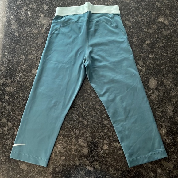 Nike Pro - DriFit Turquoise Capri Legging - Picture 2 of 5